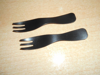 2 malé plastové vidličky černé nepoužité