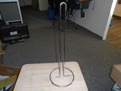 Kovový stojan na toaletní papír