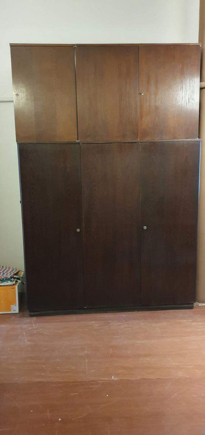 Starší skříň s nástavbou