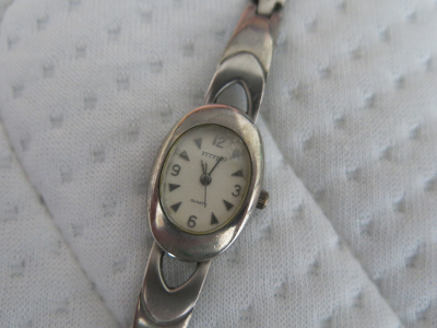 staré dámské hodinky