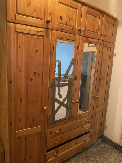 Šatní skříň z masivu