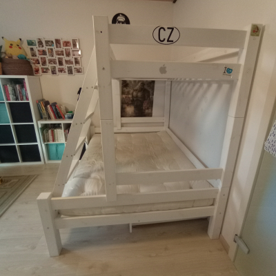 Palanda nebo dve postele z ni