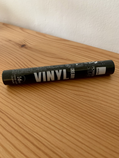 Rtěnka Power Stay Creamy Vinyl od Avonu