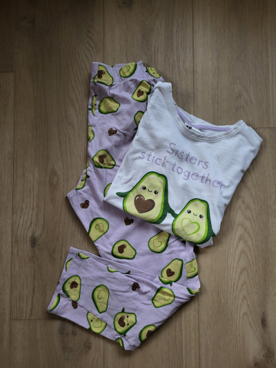 Dívčí pyžamo a noční košilka vel. 134/140