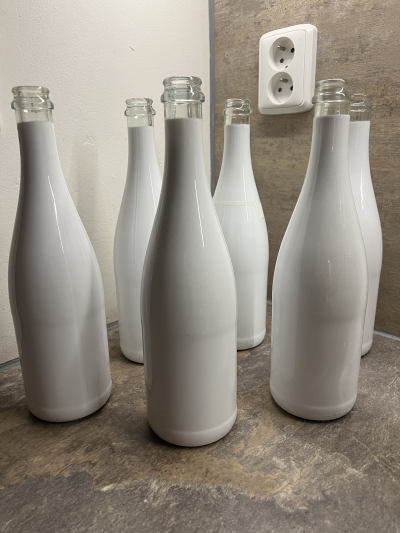 Zdarma bílé láhve super jako váza, dekorace apod….