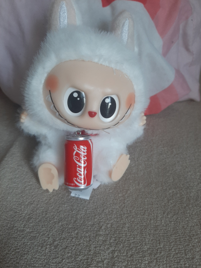 Labubu cocacola