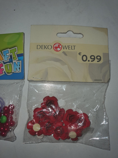 Tvořeníčko, korálky a dekorativní růžičky