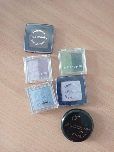 Oční stíny,rtěnky,laky na nehty atd.