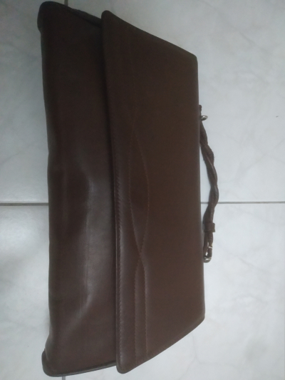 Hnědá kabelka s uchem