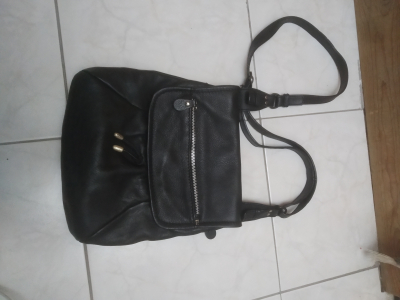 Černá kabelka přes rameno