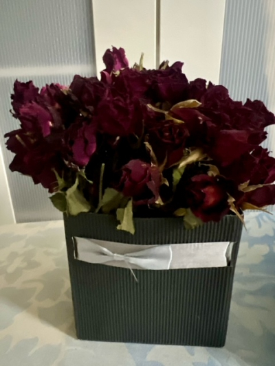 Zdarma za odvoz usušené růže v boxu