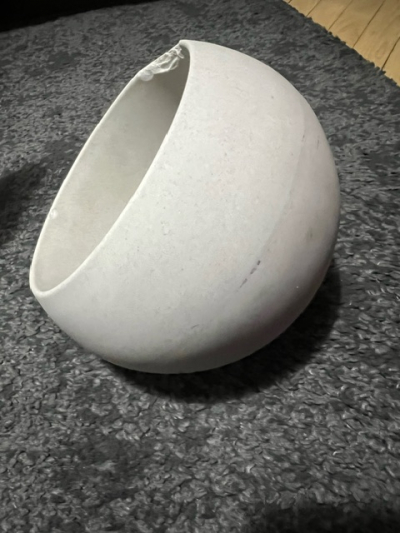 Zdarma za odvoz šedý těžký bytelný květináč