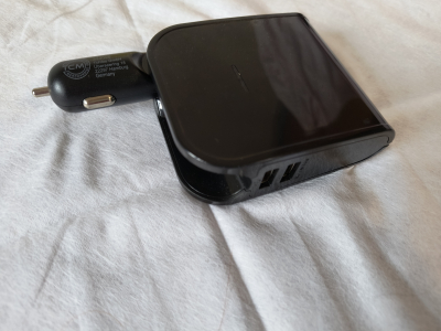 USB nabíječka do auta s powerbankou