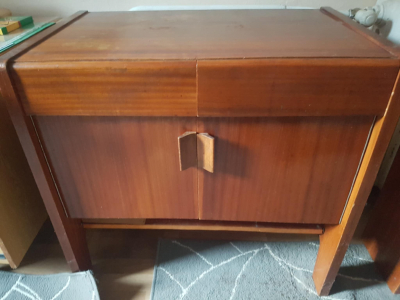 Menší skříňka s dvoumi šuplíčky.