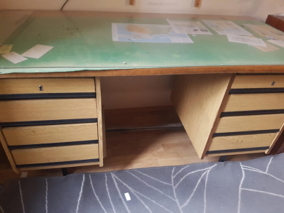 PRACOVNÍ STŮL S PLECHOVÝMI ŠUPLÍKY