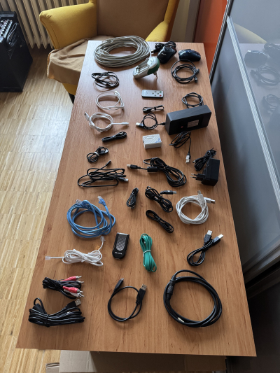 Spousta kabelů