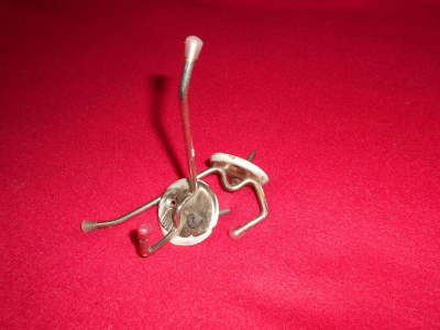 2 věšáčky, jsou od barvy