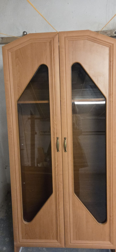 Prosklená skříň s policemi a šuplíkem