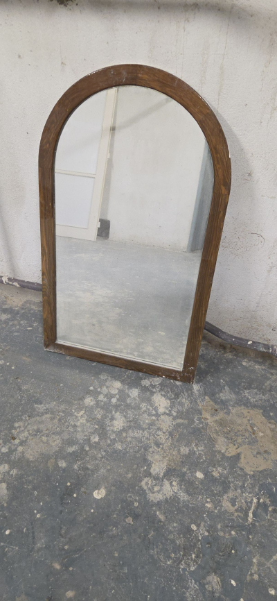 Větší zrcadlo s dřevěným rámem