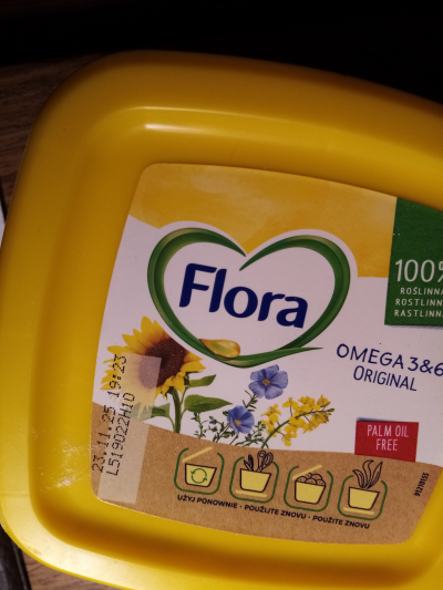 Flora z ledničky ale po datu spotřeby