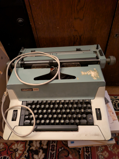 Elektrický psací stroj Robotron 424