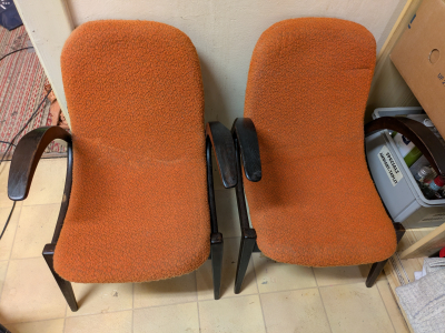 Dvě starožitná křesílka z ohýbaného dřeva