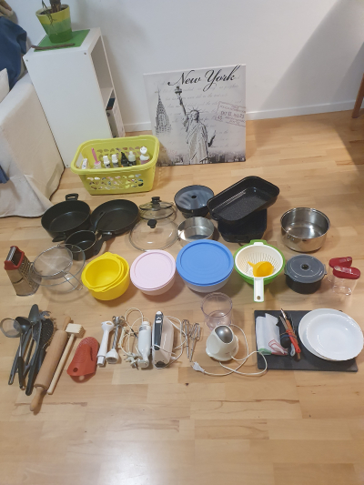 Vybavení kuchyně, obraz a další věci