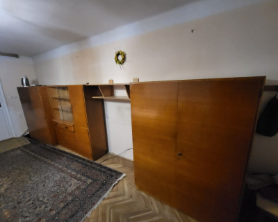 STĚNA  SE SKŘÍNÍ.