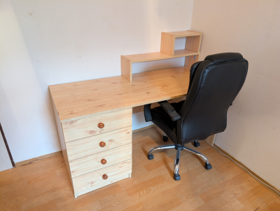 Dřevěný pracovní stůl