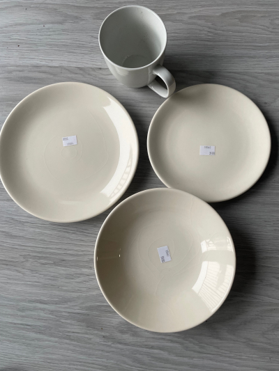 Daruji nikdy nevyužité talíře a hrnky