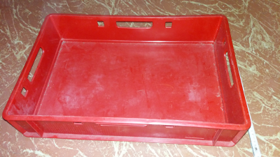 Větší pevná plastová přepravka cca 40x60x13cm