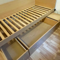 Postel - jednolůžko + výsuvné šuplíky + rošt + matrace
