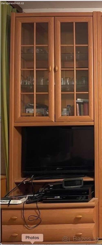 Vitrínu s prostorem na televizi