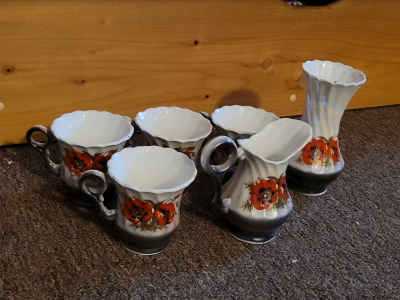 Hrnky s máky, mlékovka, váza