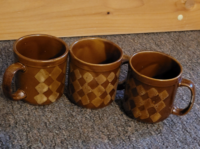 3 hnědé hrnky