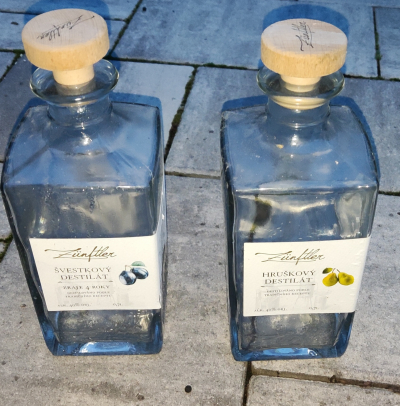 Pěkné lahve 0,7 l od destilátů s dřevěnými zátkami