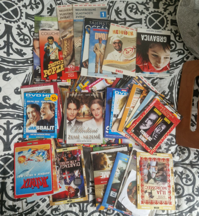 DVD v papírových obalech