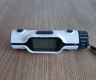 cestovní budík s baterkou