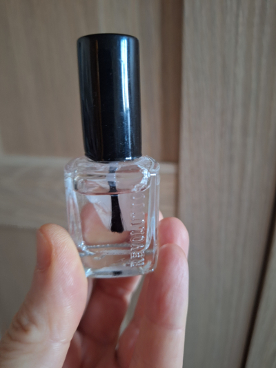 Lak na nehty pruhledny Revolution