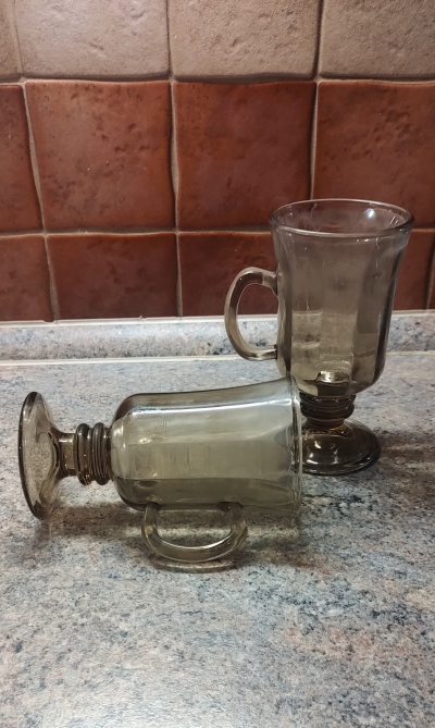 Starší skleničky z kouřového skla