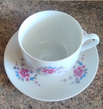 Krásný hrneček s talířkem