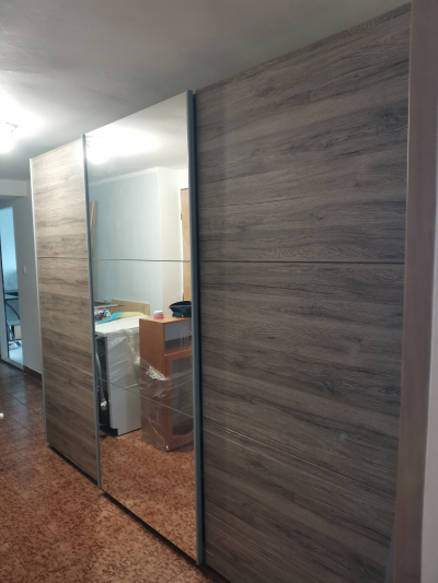 Skříň s posuvnými dveřmi a zrcadlem