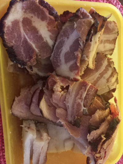 Uzené domácí krkovice, špek, bucek