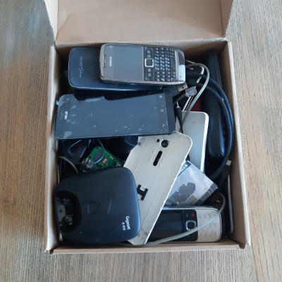 krabice mobilů a příslušenství (různá stádia poškození)