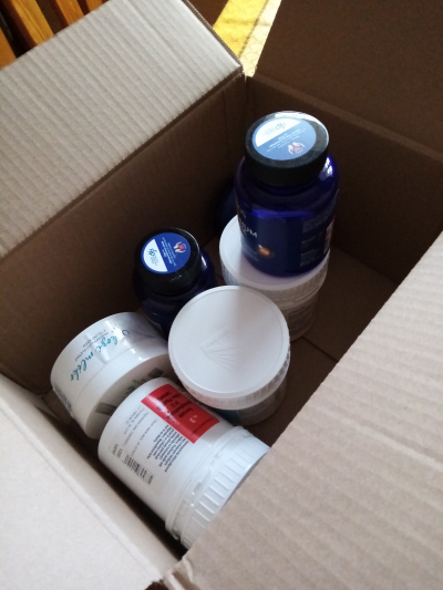 krabice plná krabic s víčky, zmzliny, flora atd