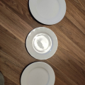 3 bílé talíře