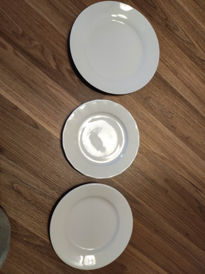 3 bílé talíře