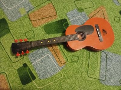 Dětská plastová kytara