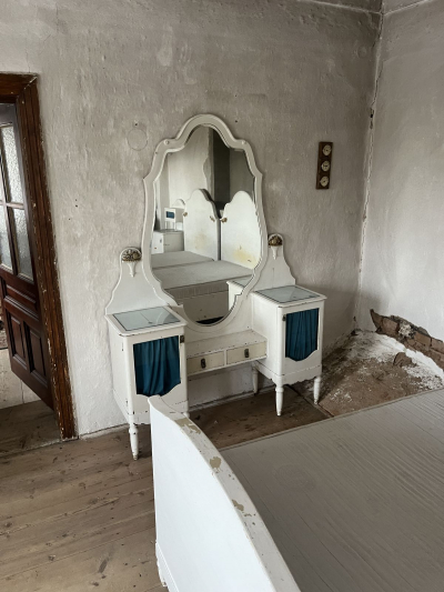 Postele, noční stolek, zrcadlo, skříně