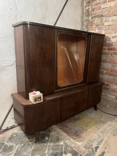 Skříň do obývacího prostoru